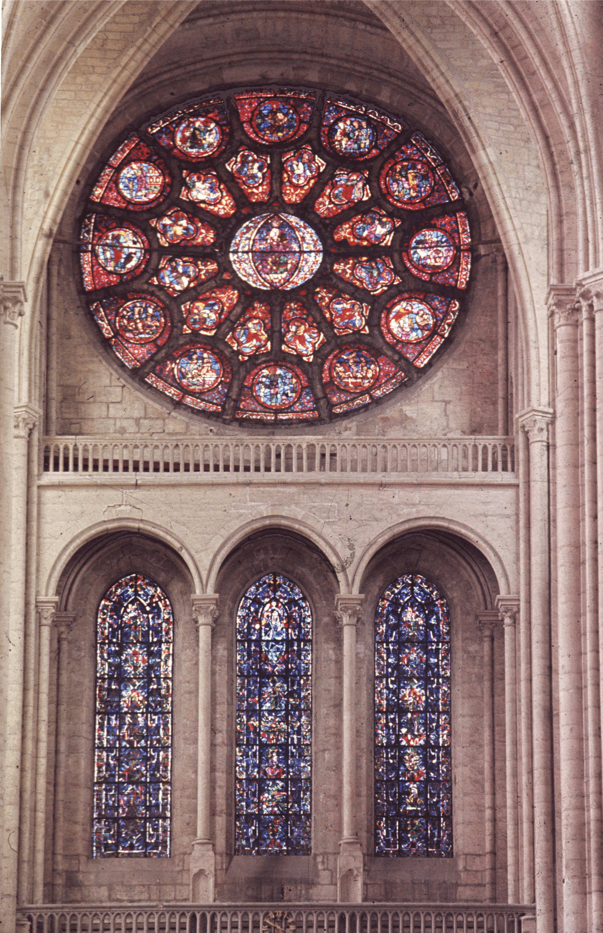 Trois lancettes de la façade sous la rosace du XIIIe siècle