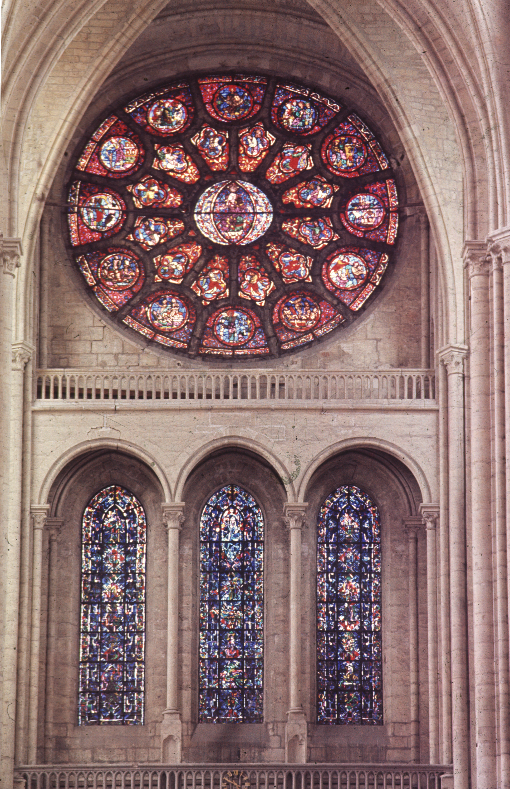 Trois lancettes de la façade sous la rosace du XIIIe siècle